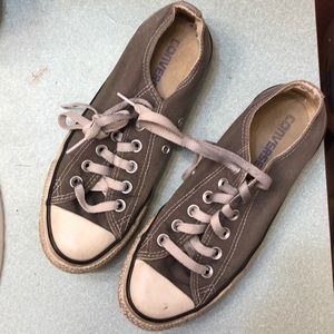Grey converse!